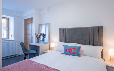Harbour Nights Deluxe 7D: Möbel, Bett, Schlafzimmer, Interior Design, Bedding, Bettdecke, Linens, Zimmer, Fussboden, Textil