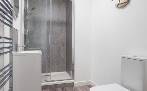 Harbour Nights Deluxe 7E: Flooring, Fussboden, Interior Design, Armatur, Decke, Zimmer, Badezimmer, Installation, Sinken, Toilette