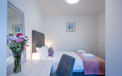 Harbour Nights Deluxe 7F: Interior Design, Möbel, Schlafzimmer, Fussboden, Decke, Zuhause, Bett, Wohnung, Kissen, Zimmer
