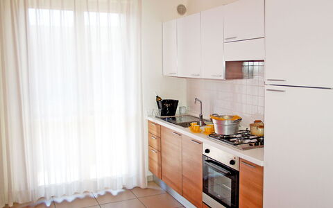 Marconi Seaside Residence, Pool, Wifi, Abruzzo: Küche, Flooring, Küchengerät, Major Appliance, Interior Design, Countertop, Möbel, Holz, Cabinetry, Fussboden