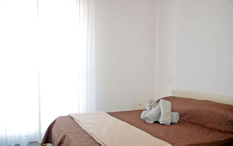 Marconi Seaside Residence, Pool, Wifi, Abruzzo: Möbel, Interior Design, Bett, Fussboden, Schlafzimmer, Flooring, Holz, Zimmer, Bettdecke, Bedding
