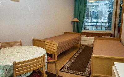 Kylpylä-Hotelli, Huone 242