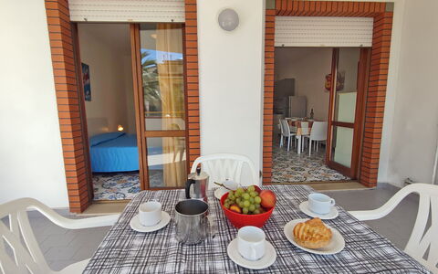 Appartamenti Della Rosa Seaside Abruzzo: Möbel, Stuhl, Holzbeize, Schatten, Gartenmöbel, Küche & Esszimmer Tisch, Zimmerpflanze, Balkon, Tisch Im Freien