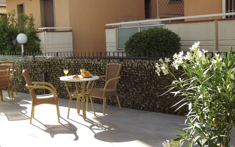 Residence Near The Sea - Abruzzo: Möbel, Gartenmöbel, Garten, Blumentopf, Schatten, Stuhl, Zimmerpflanze, Balkon, Garten