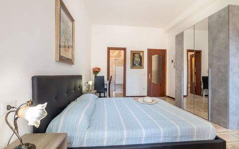 Gallipoli Apartment Ac, Seaside: Möbel, Bett, Interior Design, Flooring, Fussboden, Schlafzimmer, Zimmer, Holz, Bettdecke, Bedding