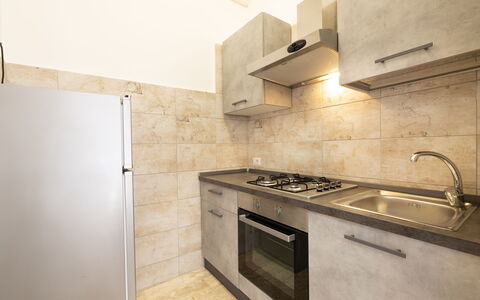 Gallipoli Apartment Ac, Seaside: Küche, Major Appliance, Flooring, Countertop, Küchengerät, Fussboden, Cabinetry, Interior Design, Haushaltsgerät, Herd