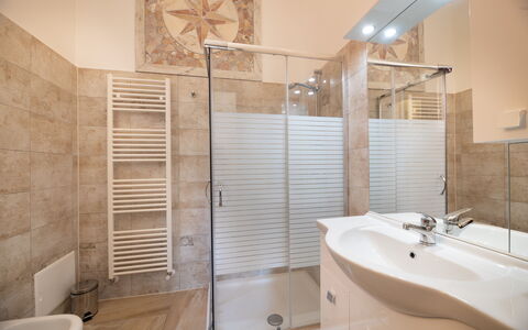 Gallipoli Apartment Ac, Seaside: Flooring, Interior Design, Fussboden, Armatur, Decke, Badezimmer, Zimmer, Sinken, Installation, Zapfhahn