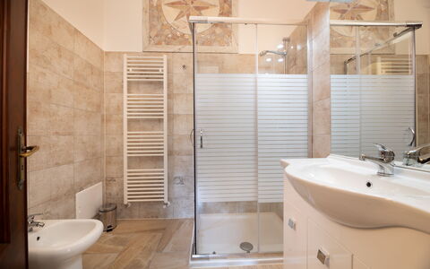 Gallipoli Apartment Ac, Seaside: Flooring, Fussboden, Interior Design, Armatur, Badezimmer, Sinken, Zimmer, Decke, Installation, Beleuchtung