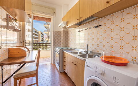 Vico Apartment Balcony, Gallipoli: Wohnung, Flooring, Interior Design, Fussboden, Zuhause, Eigentumswohnung, Holzbeize, Balkon, Major Appliance, Design