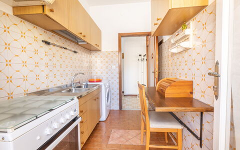 Vico Apartment Balcony, Gallipoli: Flooring, Holz, Fussboden, Interior Design, Küche, Major Appliance, Countertop, Zimmer, Decke, Möbel