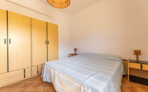 Giovanni Apartment In Gallipoli, Ac, Seaside: Interior Design, Flooring, Fussboden, Holz, Schlafzimmer, Bett, Zimmer, Möbel, Bettdecke, Decke