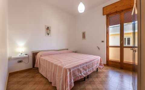 Giovanni Apartment In Gallipoli, Ac, Seaside: Interior Design, Holz, Fussboden, Decke, Zimmer, Flooring, Schlafzimmer, Bett, Bettdecke, Wohnung