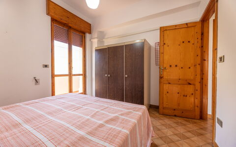 Giovanni Apartment In Gallipoli, Ac, Seaside: Bett, Schlafzimmer, Holz, Interior Design, Bettdecke, Bedding, Fussboden, Wohnung, Flooring, Zimmer