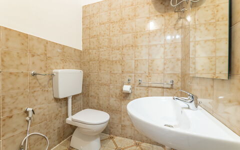 Sea View Apartment, Ac Gallipoli: Badezimmer, Toilleten Sitz, Armatur, Flooring, Bad Sink, Toilette, Fussboden, Interior Design, Sinken, Installation