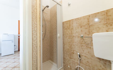 Sea View Apartment, Ac Gallipoli: Flooring, Fussboden, Armatur, Interior Design, Installation, Zimmer, Decke, Toilette, Badezimmer, Wohnung