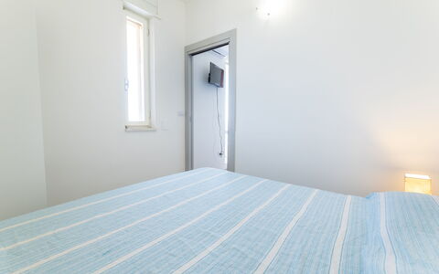 Sea View Apartment, Ac Gallipoli: Wand, Interior Design, Decke, Fussboden, Schlafzimmer, Flooring, Beleuchtung, Zimmer, Bett, Wohnung