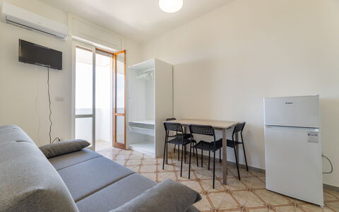 Sea View Apartment, Ac Gallipoli: Flooring, Fussboden, Interior Design, Möbel, Holz, Wohnung, Decke, Zimmer, Zuhause, Holzboden