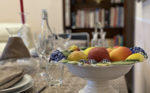 Sto Bene Qua: Geschirr, Servierware, Tabelle, Möbel, Dishware, Obst, Essen, Teller, Tischdecke, Drinkware