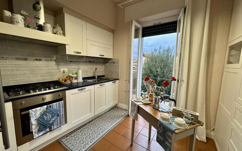 Sto Bene Qua: Küchengerät, Küche, Major Appliance, Möbel, Countertop, Interior Design, Flooring, Haushaltsgerät, Cabinetry, Zimmer