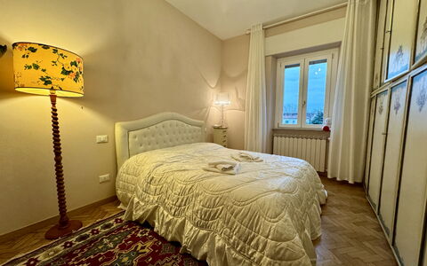 Sto Bene Qua: Bett, Möbel, Bedding, Schlafzimmer, Interior Design, Bettdecke, Wand, Fussboden, Flooring, Holz