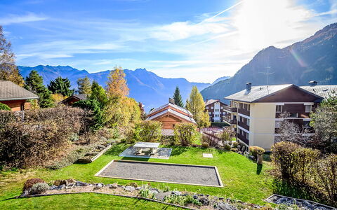 Le Souvenir: Landschaft, Haus, Wohngebiet, Zuhause, Gebirge, Ländliches Gebiet, Bergstation, Senke, Garten, Alpen