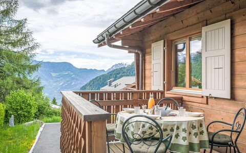 L'Eden: Holz, Möbel, Zuhause, Stuhl, Hütte, Hartholz, Gebirge, Holzbeize, Veranda, Eco Hotel