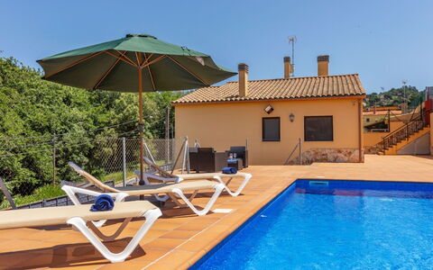 Esteva: Schwimmbad, Gartenmöbel, Sonnenliege, Resort, Villa, Hotel