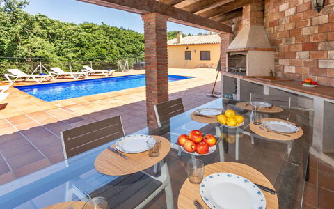 Esteva: Schwimmbad, Möbel, Holz, Gartenmöbel, Flooring, Resort, Stuhl, Tabelle, Fussboden, Verbundwerkstoff