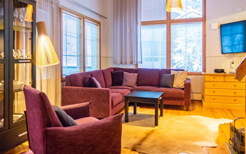 Katinkulma 2: Möbel, Interior Design, Flooring, Fussboden, Holz, Couch, Wohnung, Wohnzimmer, Holzboden, Decke