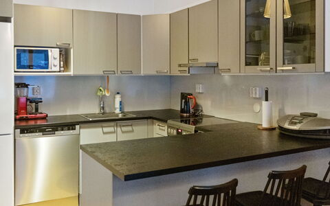 Katinkulma 2: Möbel, Küchengerät, Küche, Countertop, Interior Design, Cabinetry, Major Appliance, Flooring, Holz, Haushaltsgerät
