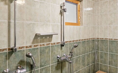 Katinkulma 2: Wand, Flooring, Armatur, Interior Design, Fussboden, Installation, Fliese, Duschkopf, Badezimmer, Zimmer
