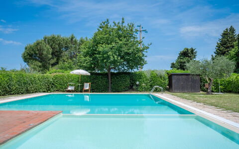 Casa Viola Pool, Wifi, Montaione: Schwimmbad, Blau, Resort, Verbundwerkstoff, Eco Hotel, Schatten, Garten, Water Feature, Thermae, Landscaping