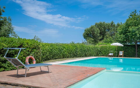 Casa Viola Pool, Wifi, Montaione: Schwimmbad, Blau, Resort, Gartenmöbel, Eco Hotel, Schatten, Garten, Thermae, Landscaping, Hinterhof