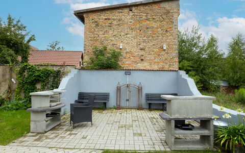 Mirow 200: Möbel, Gartenmöbel, Garten, Hinterhof, Backstein, Schatten, Mauerwerk, Landscaping, Stuhl, Garten