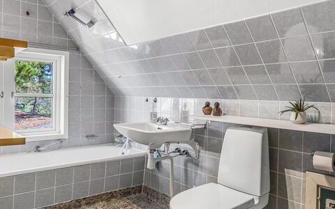 Ibbe - 3.5Km from the Sea: Flooring, Armatur, Fussboden, Interior Design, Badezimmer, Installation, Fliese, Sinken, Zapfhahn, Toilette