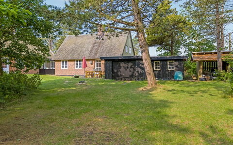 Ibbe - 3.5Km from the Sea: Gras, Haus, Dach, Hütte, Zuhause, Ländliches Gebiet, Grundstueck, Menschliche Siedlung, Garten