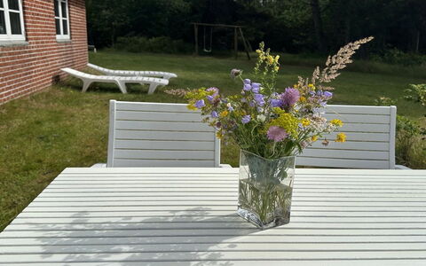 Ibbe - 3.5Km from the Sea: Möbel, Gartenmöbel, Tabelle, Tisch Im Freien, Stuhl, Blumentopf, Garten, Hartholz, Planke, Hinterhof