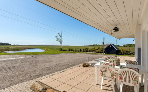 Kora - 2Km from the Sea: Zuhause, Dach, Grundstueck, Hütte, Estate, Abstellgleis, Schatten, Garten, Auffahrt, Landscaping