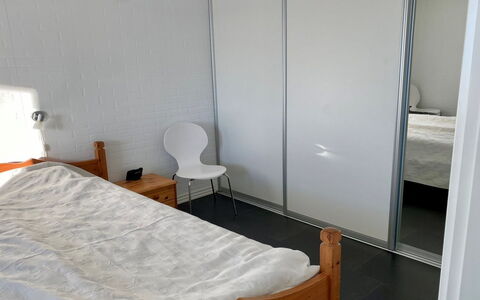 Kora - 2Km from the Sea: Flooring, Fussboden, Schlafzimmer, Zimmer, Bett, Bettdecke, Bedding, Glas, Hartholz