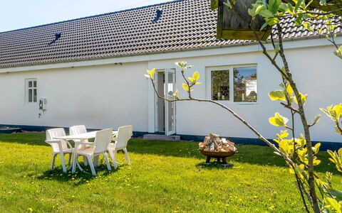 Kora - 2Km from the Sea: Haus, Zuhause, Dach, Hütte, Rasen, Garten, Schatten, Hinterhof, Garten, Estate