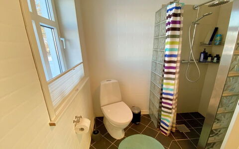 Kora - 2Km from the Sea: Toilleten Sitz, Badezimmer, Flooring, Toilette, Fussboden, Armatur, Interior Design, Installation, Fliese, Zimmer