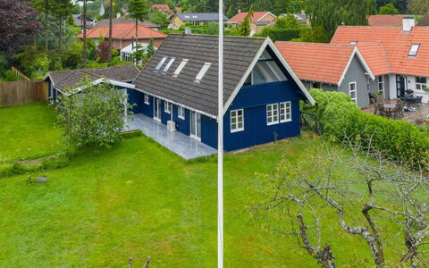 Gravers - 150M from the Sea: Dach, Haus, Zuhause, Hütte, Tür, Abstellgleis, Deck, Veranda, Planke, Hartholz
