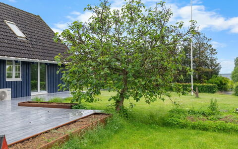 Gravers - 150M from the Sea: Dach, Haus, Zuhause, Hütte, Tür, Abstellgleis, Deck, Veranda, Planke, Hartholz