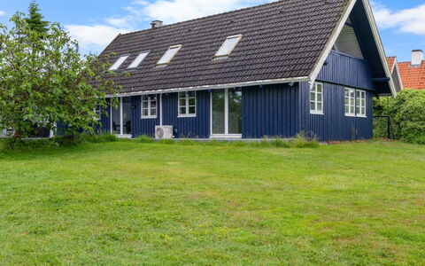 Gravers - 150M from the Sea: Dach, Haus, Zuhause, Hütte, Tür, Abstellgleis, Deck, Veranda, Planke, Hartholz