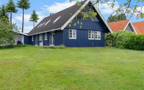 Gravers - 150M from the Sea: Dach, Haus, Zuhause, Hütte, Tür, Abstellgleis, Deck, Veranda, Planke, Hartholz