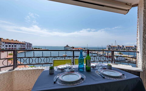 Sombrero: Wasserweg, Boot, Watercraft, Balkon, Meer, Yachthafen, Schatten, Stuhl, Hafen, Dock