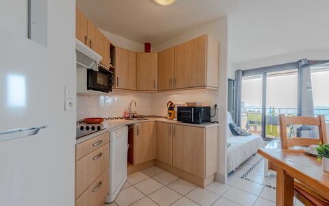 Sombrero: Wohnung, Möbel, Stuhl, Major Appliance, Hartholz, Design, Balkon, Holzbeize, Cabinetry, Küche