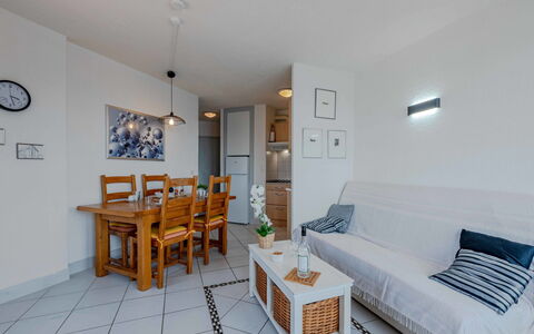 Sombrero: Flooring, Interior Design, Möbel, Fussboden, Wohnung, Decke, Zimmer, Zuhause, Couch, Wohnzimmer