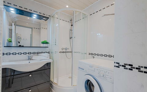 Sombrero: Interior Design, Flooring, Armatur, Badezimmer, Fussboden, Sinken, Decke, Zapfhahn, Badezimmerschrank, Installation