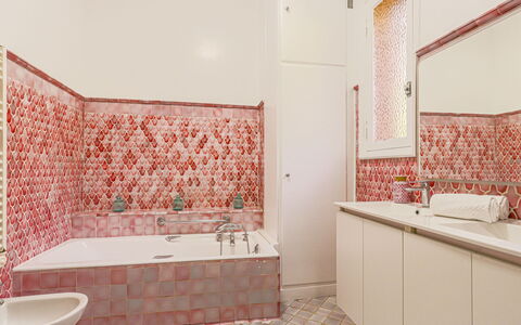 Le Mas de Gattières: Flooring, Fussboden, Badezimmer, Armatur, Fliese, Interior Design, Rosa, Installation, Mosaik, Badewanne